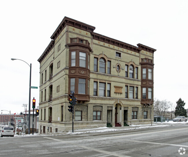 Building Photo - 1305 N Milwaukee St