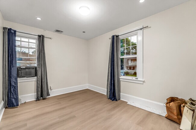 Building Photo - 154 Temple St