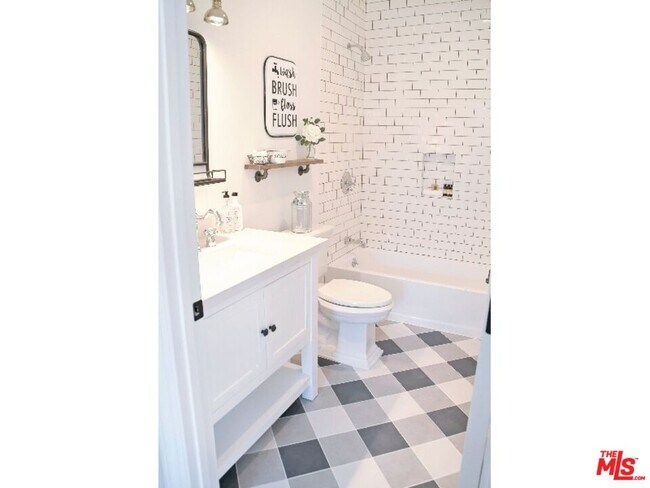 Building Photo - 137 N Harper Ave