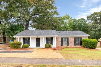 Building Photo - Beautifully Remodeled 4/2 Home in West Mob...