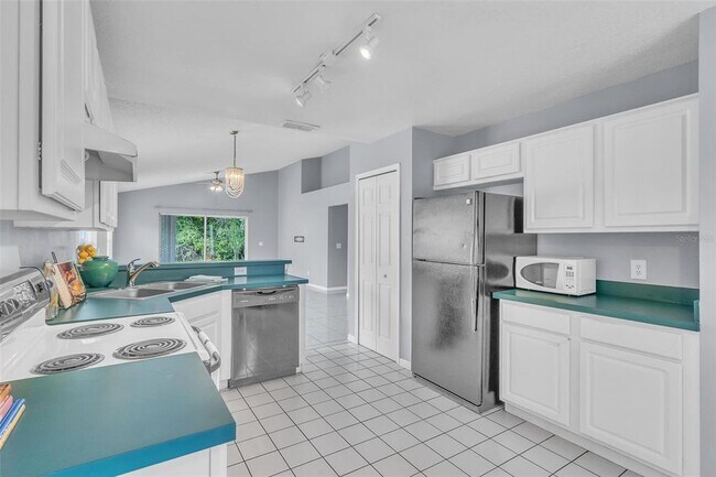 Building Photo - 4454 King Edward Dr