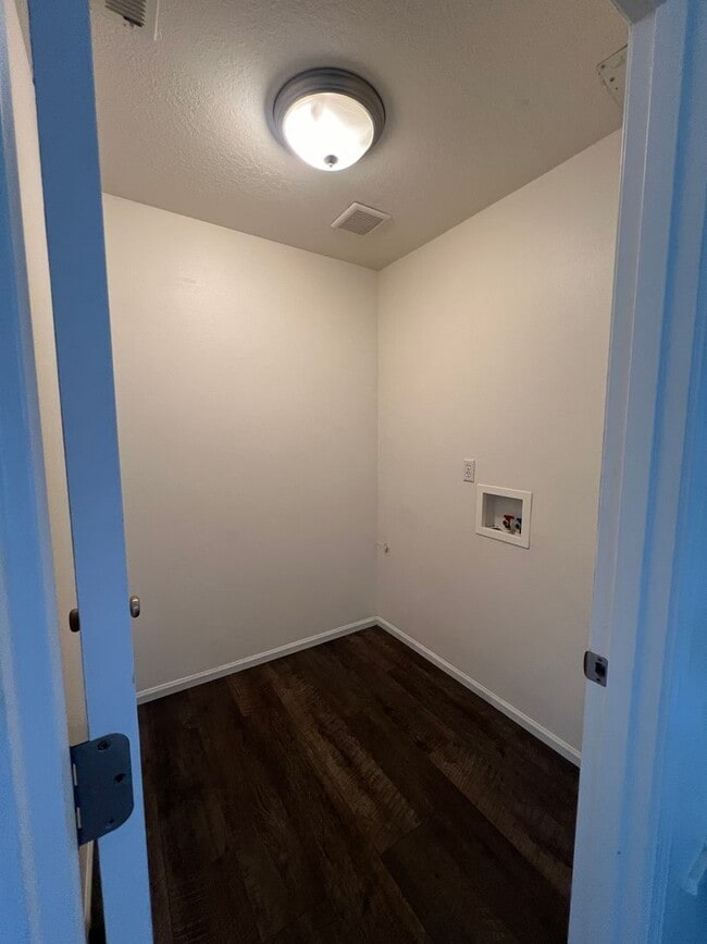 Building Photo - 3 Bedroom 2 Bath Duplex in Springfield on a cul-de-sac