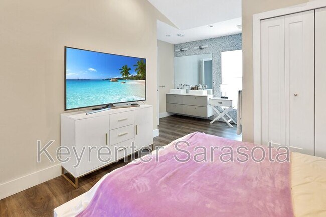 Building Photo - 2056 Roselawn St