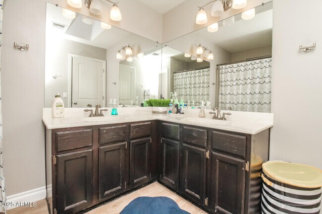 Building Photo - 907 E San Remo Ave