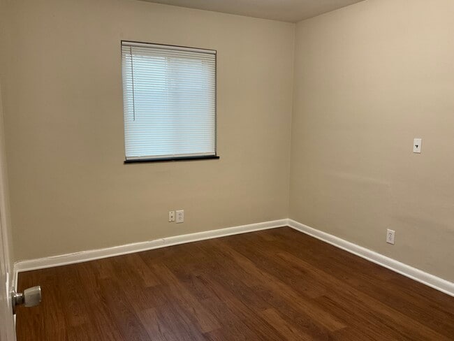 Building Photo - 634 Wiltshire Blvd