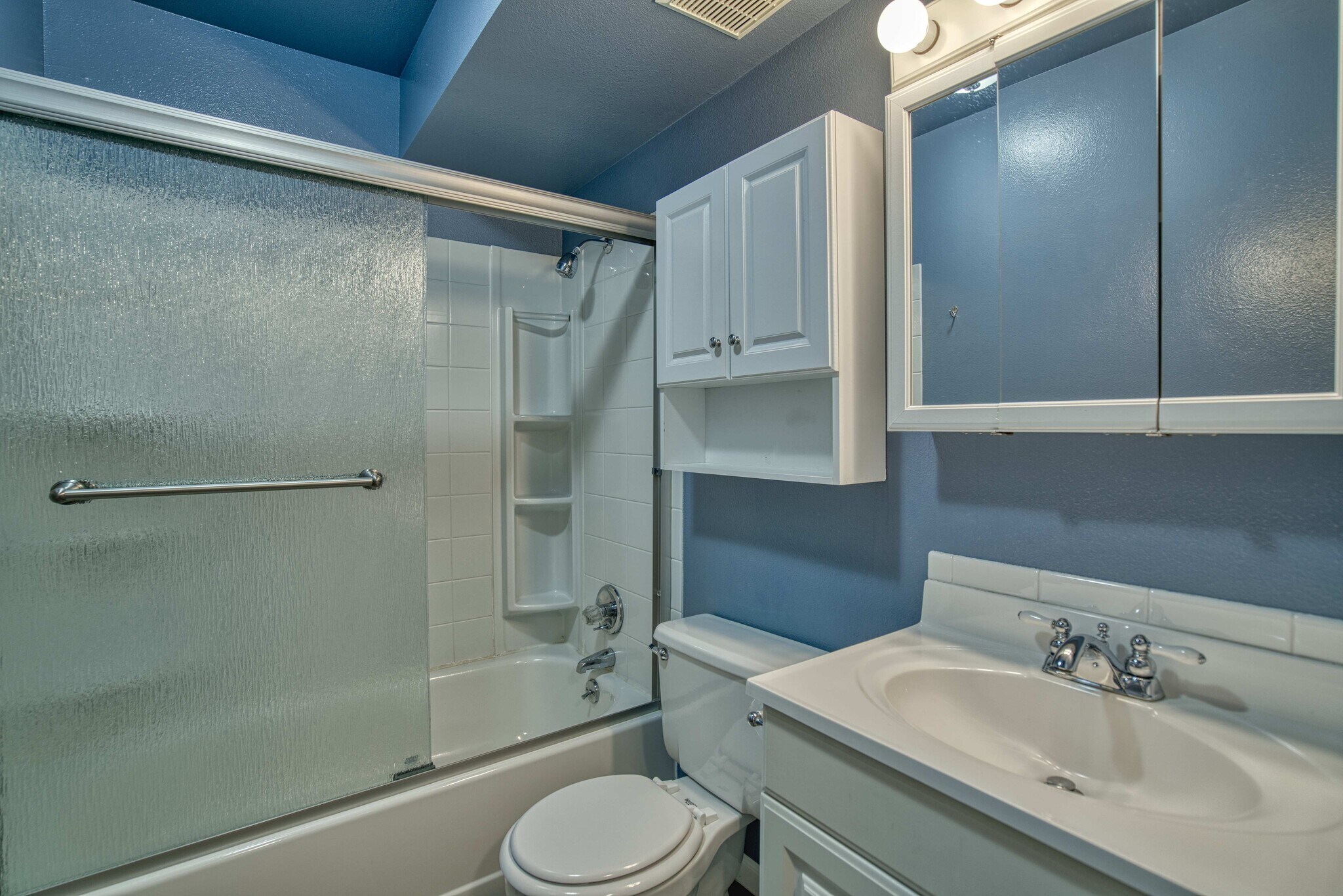 full bathroom - 2003 Terry St 106