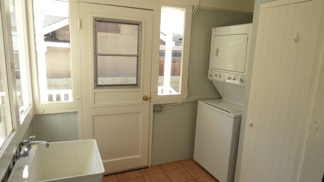 Building Photo - Charming craftsman home located in the hig...
