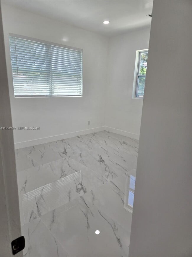 Building Photo - 987 NE 145th St