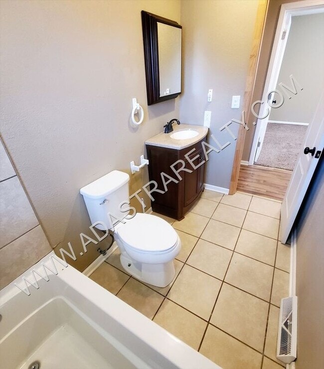 Building Photo - Nicely updated duplex near Kansas City sch...