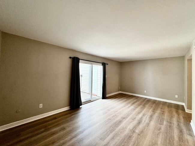Building Photo - Great Neck Townhome Available NOW! Neutral...