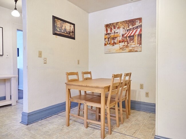 Building Photo - R0504