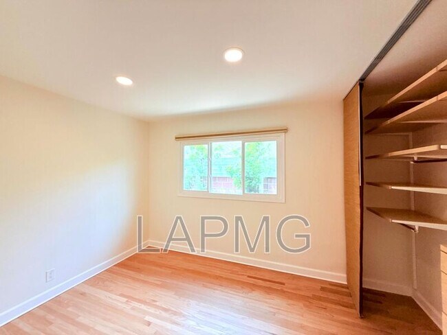 Building Photo - 16457 Gledhill St