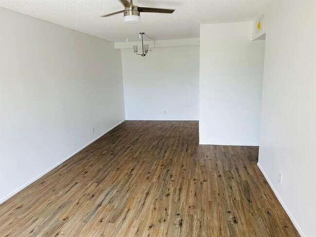 Building Photo - 400 N Riverside Dr