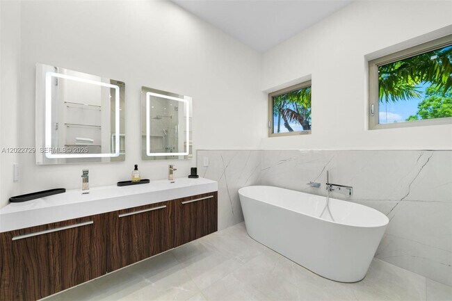 Building Photo - West 47th Street, Miami Beach, FL 33140 - 5 BR 5 BA single-family home