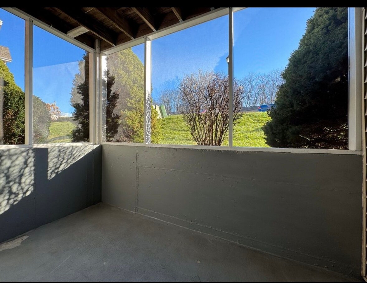 Building Photo - 648 Friars Ln