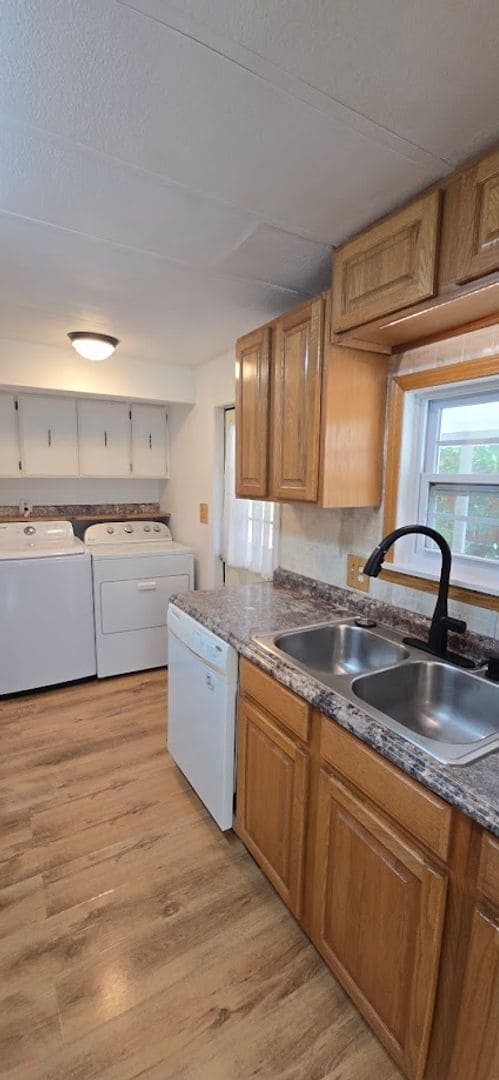 Building Photo - 2 bed 2 baths with large screened patio