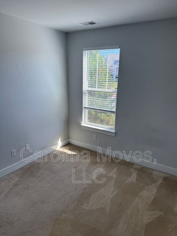 Building Photo - 129 Foxbank Cir