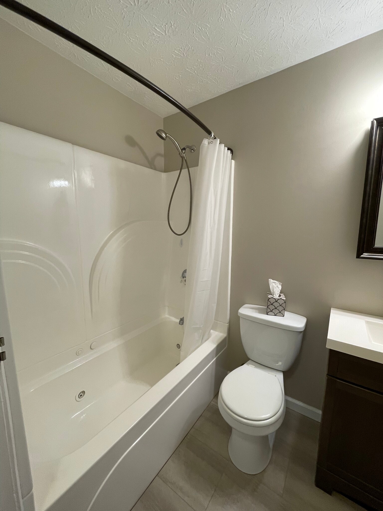 Jacuzzi bathtub - 1277 Tallberry Dr