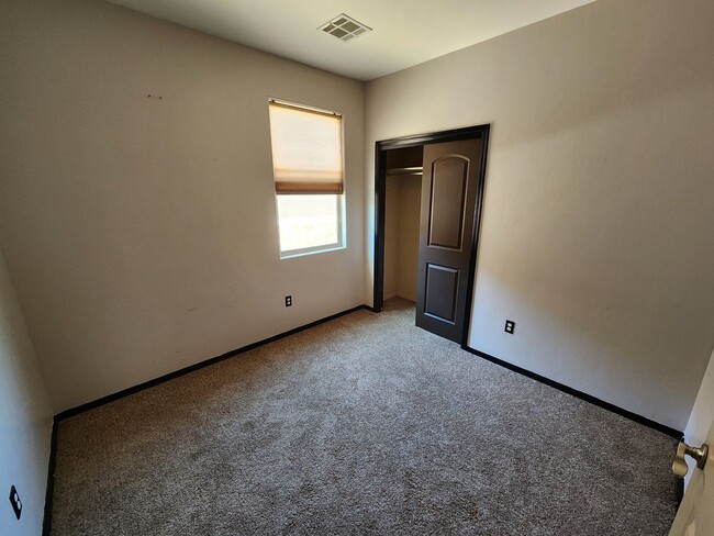 Building Photo - 5005 Kensington Way
