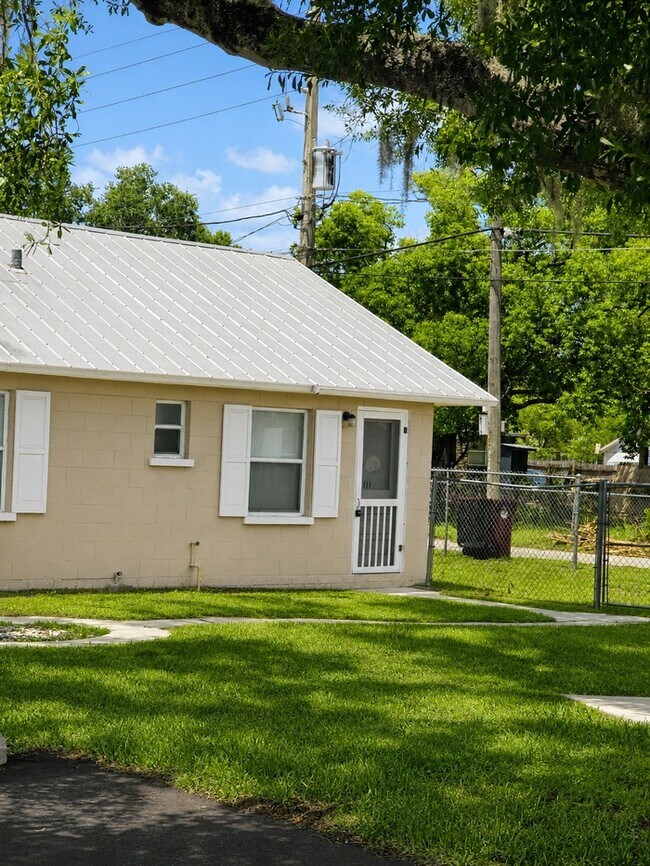 Building Photo - Convenient Downtown Living in a Bright and Comfortable 1-Bedroom Studi