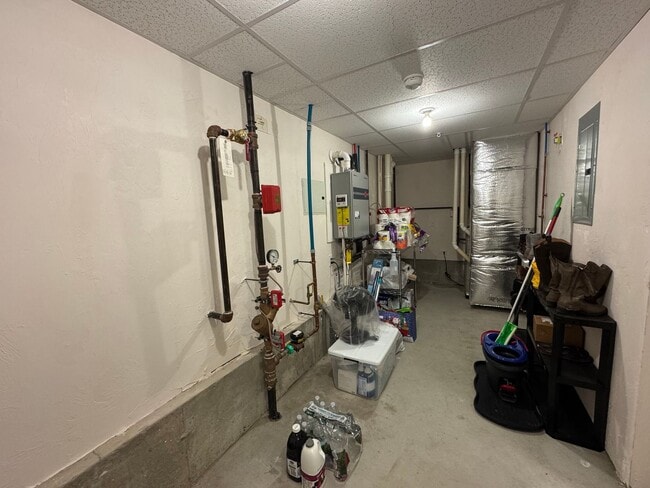 Building Photo - Updated Two-Bedroom Corner Townhouse in Lo...