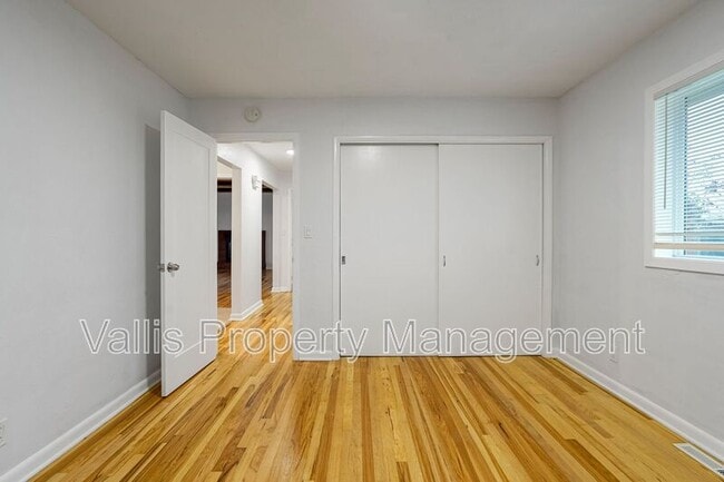 Building Photo - 389 Appleblossom Ave N