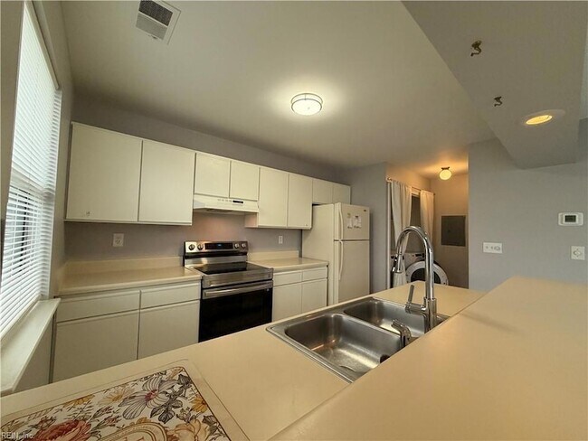 Building Photo - 5608 Tourmaline Ct