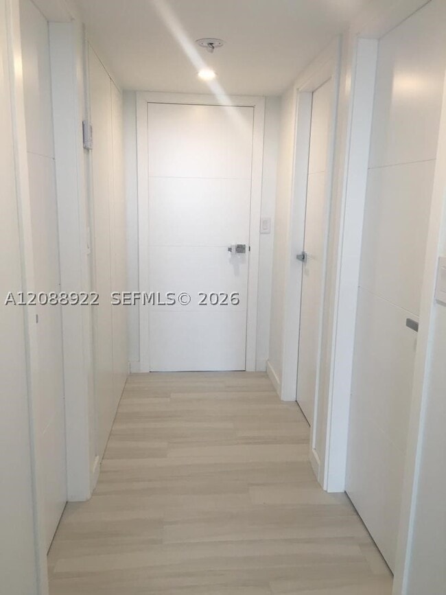 Building Photo - 881 Ocean Dr