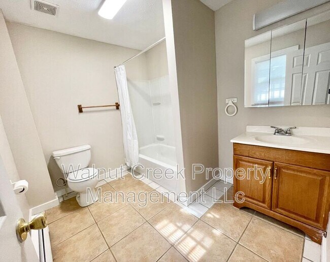 Building Photo - 870 S Main St