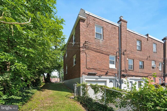 Building Photo - 2111 Delmar Dr