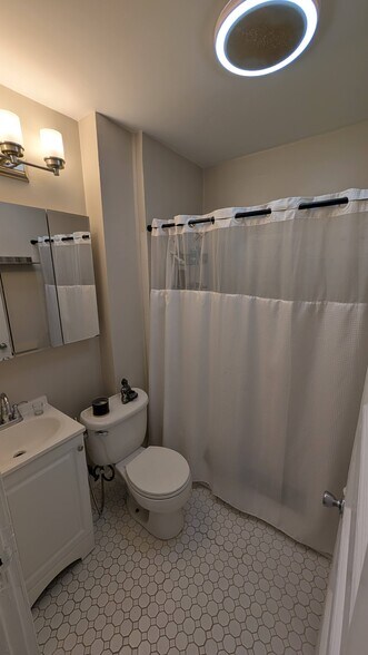 Building Photo - 54 Saxton St