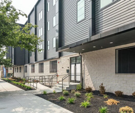 Building Photo - 1419 W Grange Ave