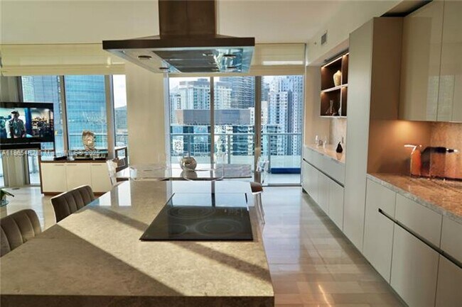 Building Photo - 1300 Brickell Bay Dr