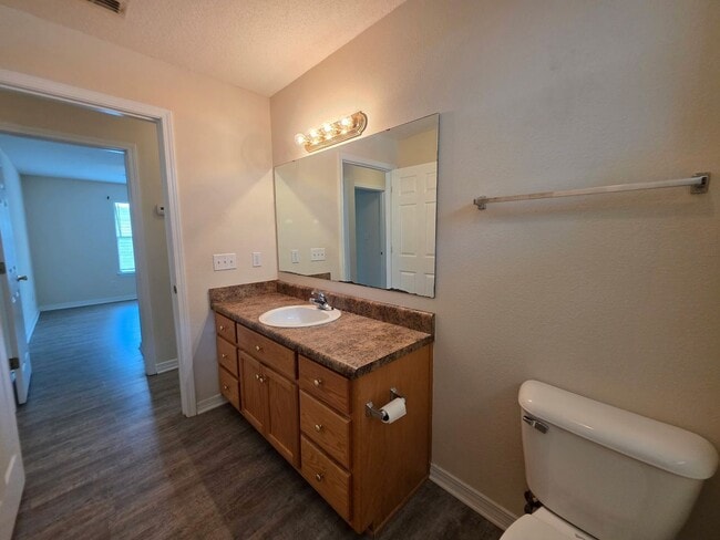 Building Photo - 3BR/2BA home with 2 car garage and privacy...