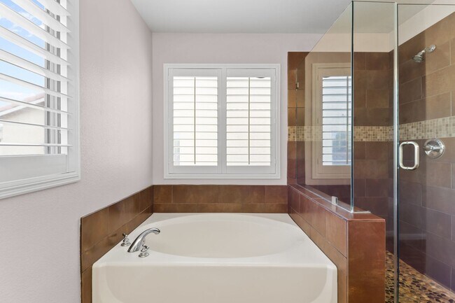 Building Photo - SE!! Pebble and Pollock!! Crystal Springs!...