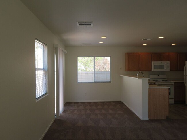 Building Photo - Great 2-Story Home