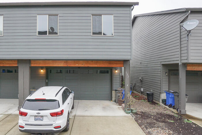 Building Photo - BEAUTIFUL THREE BEDROOM TOWNHOME IN RIDGEFILD