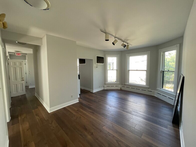 Unit #1 Livingroom - 311 N Ingalls St