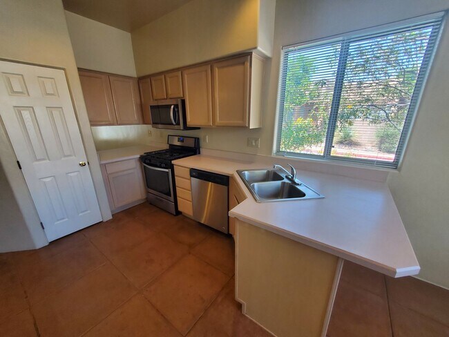 Building Photo - Central Tucson, close to everything, community pool
