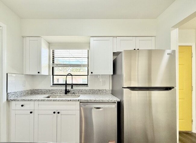 Building Photo - 5212 Peach Ave