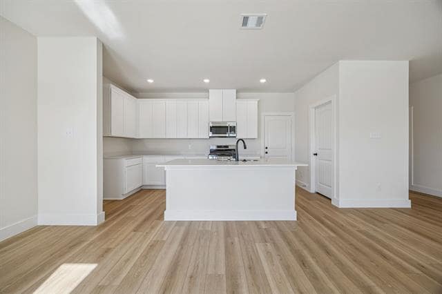 Building Photo - 2900 Woodbrook Dr