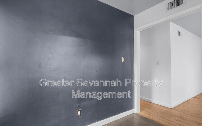 Building Photo - 1401 E 33rd St