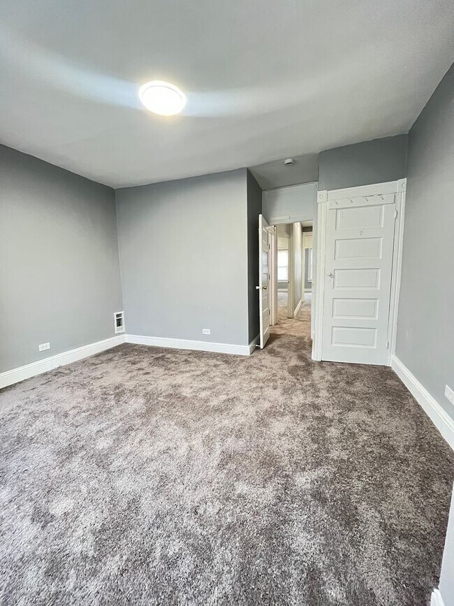 Building Photo - Beautiful 3 Bedroom 1 Bathroom East Baltimore Town Home