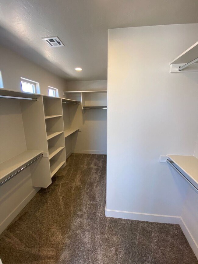 Building Photo - Red Mountain Vista Town Home, End Unit