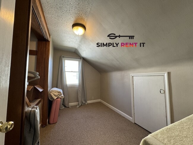 Building Photo - 4 Bedroom On Campus with Free Parking Aug ...