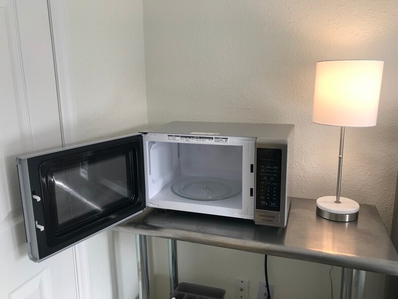 Building Photo - 1420 NE 17th Terrace