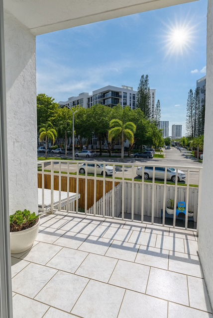 Building Photo - 916 NE 27th Ave