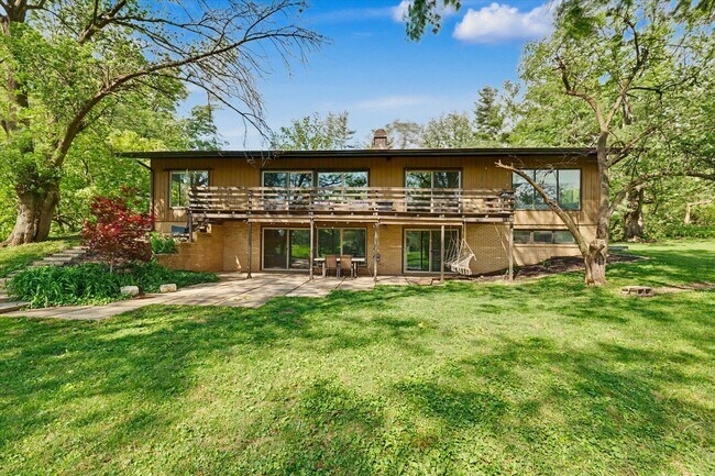 Building Photo - 1010 Parkview Dr