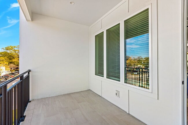 Building Photo - 3 Bedroom Townhouse in Tampa Heights