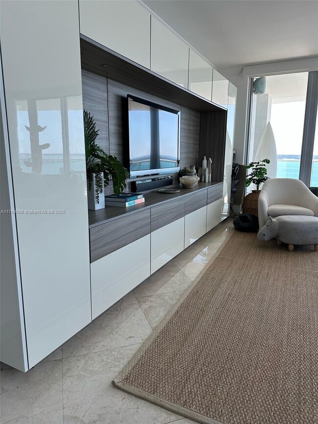 Building Photo - 1331 Brickell Bay Dr